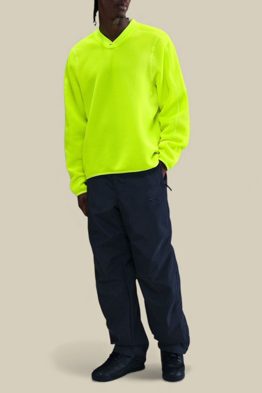 תמונת כל הלוק של חולצת ג'רזי נייקי X סטוסי